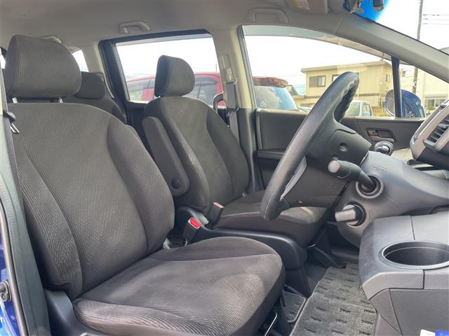 フリード Ｇ　ジャストセレクション　スマートキー　社外ナビ　Ｂｌｕｅｔｏｏｔｈ　バックカメラ　ＡＬＰＩＮＥ後席モニター　ＥＴＣ　前後ドラレコ　片側パワスラ　純正フロアマット　社外アルミ（13枚目）