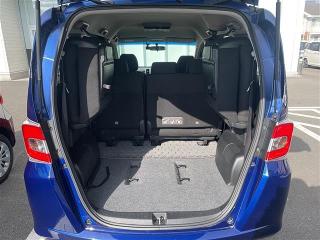 フリード Ｇ　ジャストセレクション　スマートキー　社外ナビ　Ｂｌｕｅｔｏｏｔｈ　バックカメラ　ＡＬＰＩＮＥ後席モニター　ＥＴＣ　前後ドラレコ　片側パワスラ　純正フロアマット　社外アルミ（16枚目）