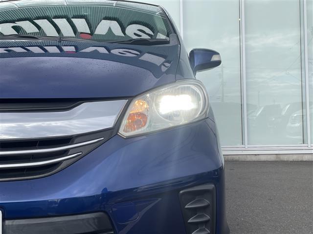 フリード Ｇ　ジャストセレクション　スマートキー　社外ナビ　Ｂｌｕｅｔｏｏｔｈ　バックカメラ　ＡＬＰＩＮＥ後席モニター　ＥＴＣ　前後ドラレコ　片側パワスラ　純正フロアマット　社外アルミ（17枚目）