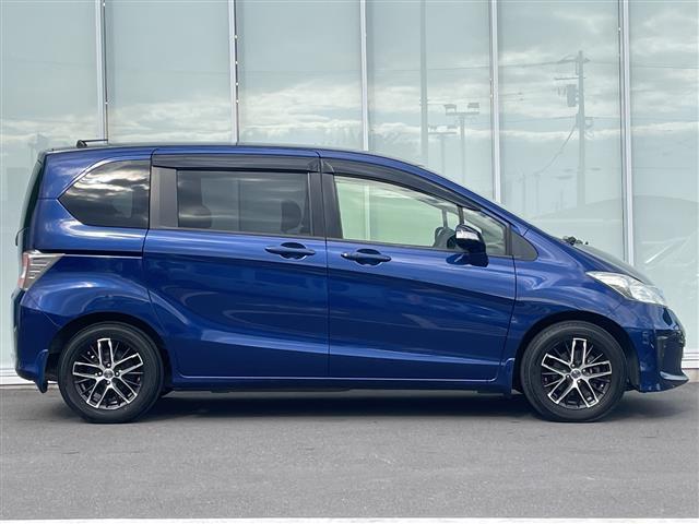 フリード Ｇ　ジャストセレクション　スマートキー　社外ナビ　Ｂｌｕｅｔｏｏｔｈ　バックカメラ　ＡＬＰＩＮＥ後席モニター　ＥＴＣ　前後ドラレコ　片側パワスラ　純正フロアマット　社外アルミ（35枚目）