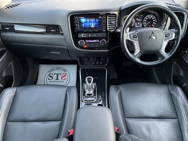 アウトランダーPHEV Gプレミアムパッケージ 純正ナビ 4WD スペアキー1本 全方位カメラ ステアリングヒーター ヒートシーター ドラレコ ETC 電動リアゲート パワーシート レザーシート コーナーセンサー 純正AW 純正フロアマット(2枚目)
