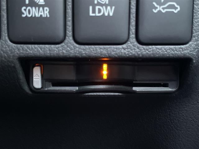 アウトランダーPHEV Gプレミアムパッケージ 純正ナビ 4WD スペアキー1本 全方位カメラ ステアリングヒーター ヒートシーター ドラレコ ETC 電動リアゲート パワーシート レザーシート コーナーセンサー 純正AW 純正フロアマット(5枚目)