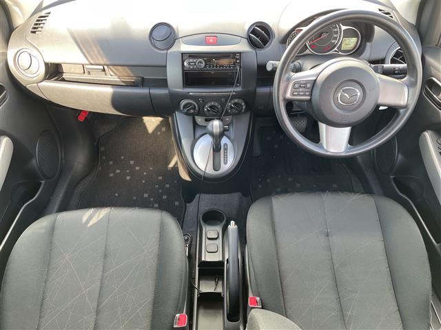 デミオ １３Ｃ　カーオーディオ　リモコンキー　ドアバイザー　ハロゲンヘッドライト　純正フロアマット　リモコンキー　ＡＢＳ　Ｗエアバック　保証書　取扱説明書　記録簿　パワーステアリング　パワーウィンドウ（2枚目）