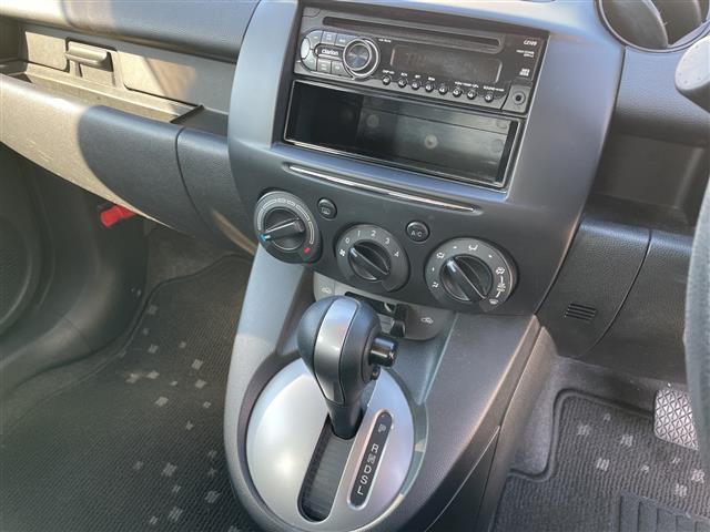 デミオ １３Ｃ　カーオーディオ　リモコンキー　ドアバイザー　ハロゲンヘッドライト　純正フロアマット　リモコンキー　ＡＢＳ　Ｗエアバック　保証書　取扱説明書　記録簿　パワーステアリング　パワーウィンドウ（4枚目）