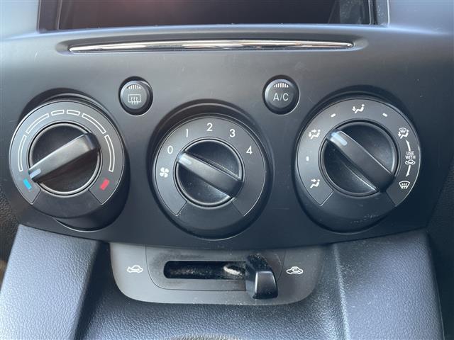 デミオ １３Ｃ　カーオーディオ　リモコンキー　ドアバイザー　ハロゲンヘッドライト　純正フロアマット　リモコンキー　ＡＢＳ　Ｗエアバック　保証書　取扱説明書　記録簿　パワーステアリング　パワーウィンドウ（5枚目）