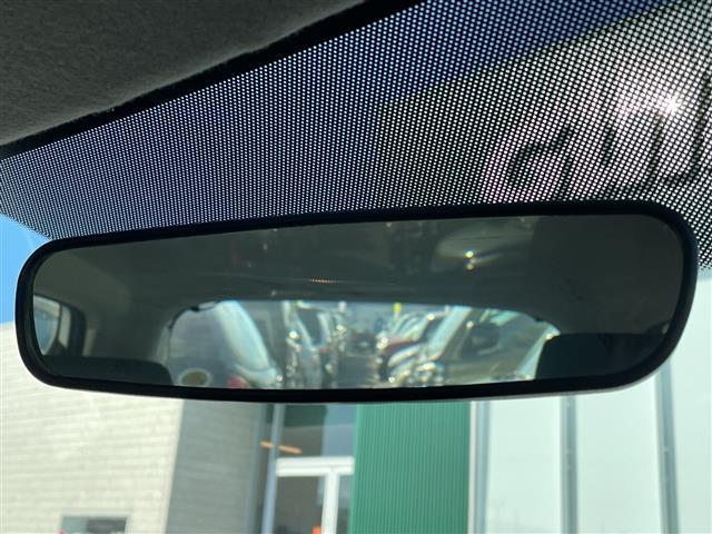 デミオ １３Ｃ　カーオーディオ　リモコンキー　ドアバイザー　ハロゲンヘッドライト　純正フロアマット　リモコンキー　ＡＢＳ　Ｗエアバック　保証書　取扱説明書　記録簿　パワーステアリング　パワーウィンドウ（6枚目）