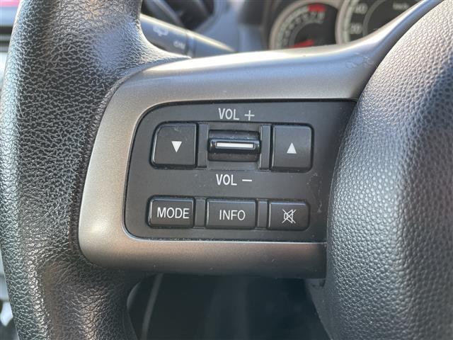 デミオ １３Ｃ　カーオーディオ　リモコンキー　ドアバイザー　ハロゲンヘッドライト　純正フロアマット　リモコンキー　ＡＢＳ　Ｗエアバック　保証書　取扱説明書　記録簿　パワーステアリング　パワーウィンドウ（7枚目）