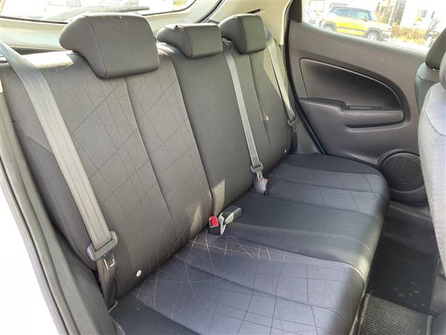 デミオ １３Ｃ　カーオーディオ　リモコンキー　ドアバイザー　ハロゲンヘッドライト　純正フロアマット　リモコンキー　ＡＢＳ　Ｗエアバック　保証書　取扱説明書　記録簿　パワーステアリング　パワーウィンドウ（8枚目）