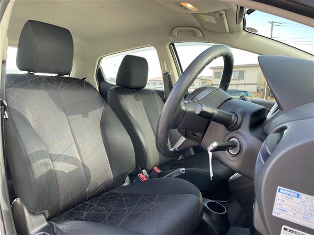 デミオ １３Ｃ　カーオーディオ　リモコンキー　ドアバイザー　ハロゲンヘッドライト　純正フロアマット　リモコンキー　ＡＢＳ　Ｗエアバック　保証書　取扱説明書　記録簿　パワーステアリング　パワーウィンドウ（9枚目）