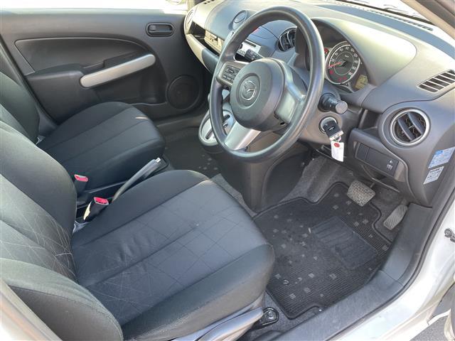 デミオ １３Ｃ　カーオーディオ　リモコンキー　ドアバイザー　ハロゲンヘッドライト　純正フロアマット　リモコンキー　ＡＢＳ　Ｗエアバック　保証書　取扱説明書　記録簿　パワーステアリング　パワーウィンドウ（13枚目）