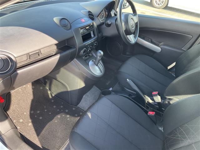 デミオ １３Ｃ　カーオーディオ　リモコンキー　ドアバイザー　ハロゲンヘッドライト　純正フロアマット　リモコンキー　ＡＢＳ　Ｗエアバック　保証書　取扱説明書　記録簿　パワーステアリング　パワーウィンドウ（14枚目）