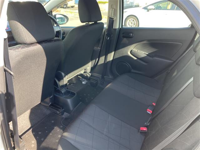 デミオ １３Ｃ　カーオーディオ　リモコンキー　ドアバイザー　ハロゲンヘッドライト　純正フロアマット　リモコンキー　ＡＢＳ　Ｗエアバック　保証書　取扱説明書　記録簿　パワーステアリング　パワーウィンドウ（15枚目）