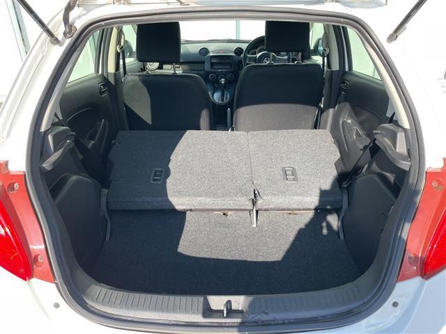 デミオ １３Ｃ　カーオーディオ　リモコンキー　ドアバイザー　ハロゲンヘッドライト　純正フロアマット　リモコンキー　ＡＢＳ　Ｗエアバック　保証書　取扱説明書　記録簿　パワーステアリング　パワーウィンドウ（16枚目）