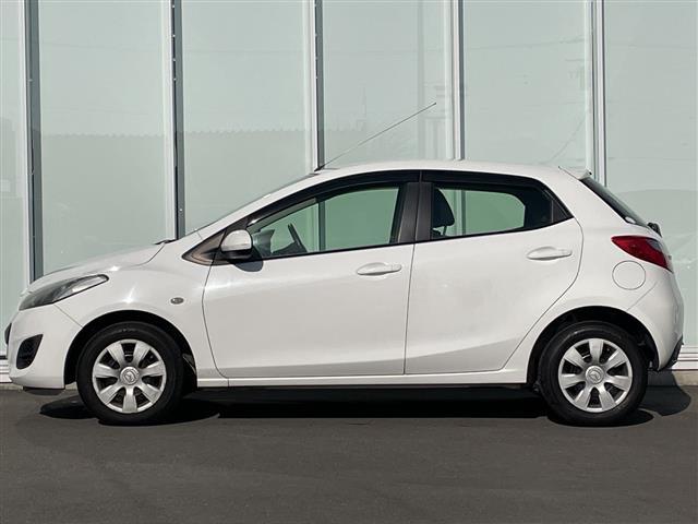 デミオ １３Ｃ　カーオーディオ　リモコンキー　ドアバイザー　ハロゲンヘッドライト　純正フロアマット　リモコンキー　ＡＢＳ　Ｗエアバック　保証書　取扱説明書　記録簿　パワーステアリング　パワーウィンドウ（21枚目）