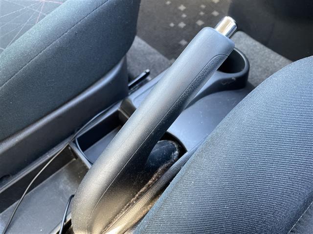 デミオ １３Ｃ　カーオーディオ　リモコンキー　ドアバイザー　ハロゲンヘッドライト　純正フロアマット　リモコンキー　ＡＢＳ　Ｗエアバック　保証書　取扱説明書　記録簿　パワーステアリング　パワーウィンドウ（23枚目）