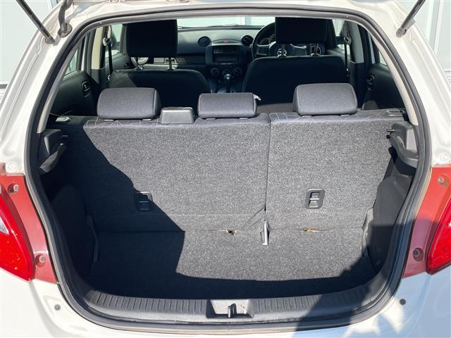 デミオ １３Ｃ　カーオーディオ　リモコンキー　ドアバイザー　ハロゲンヘッドライト　純正フロアマット　リモコンキー　ＡＢＳ　Ｗエアバック　保証書　取扱説明書　記録簿　パワーステアリング　パワーウィンドウ（28枚目）