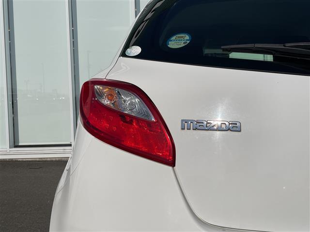 デミオ １３Ｃ　カーオーディオ　リモコンキー　ドアバイザー　ハロゲンヘッドライト　純正フロアマット　リモコンキー　ＡＢＳ　Ｗエアバック　保証書　取扱説明書　記録簿　パワーステアリング　パワーウィンドウ（30枚目）