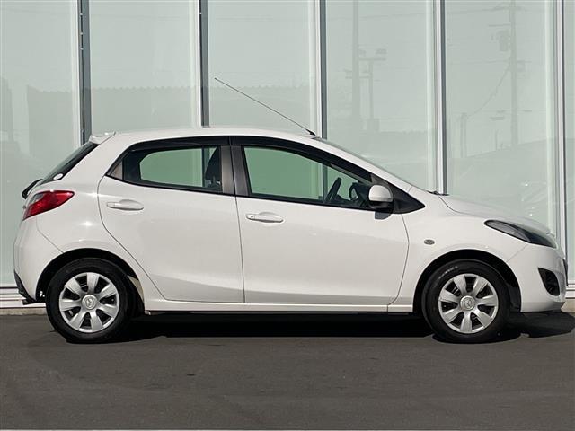 デミオ １３Ｃ　カーオーディオ　リモコンキー　ドアバイザー　ハロゲンヘッドライト　純正フロアマット　リモコンキー　ＡＢＳ　Ｗエアバック　保証書　取扱説明書　記録簿　パワーステアリング　パワーウィンドウ（34枚目）