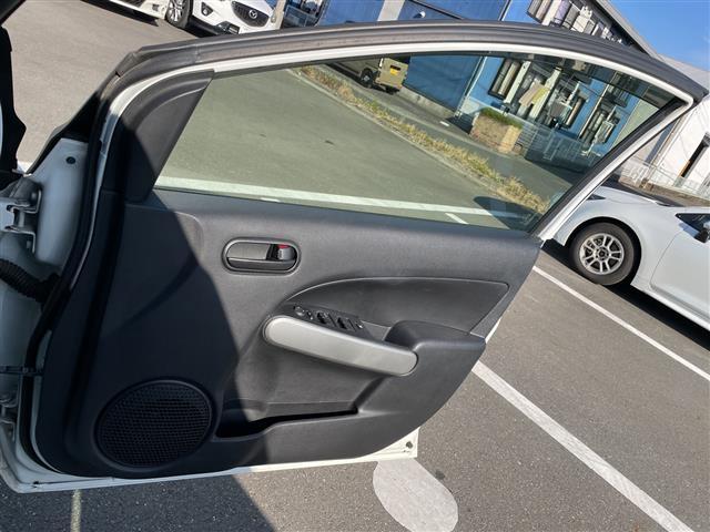 デミオ １３Ｃ　カーオーディオ　リモコンキー　ドアバイザー　ハロゲンヘッドライト　純正フロアマット　リモコンキー　ＡＢＳ　Ｗエアバック　保証書　取扱説明書　記録簿　パワーステアリング　パワーウィンドウ（37枚目）