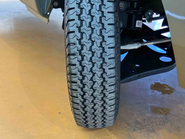 ハイゼットトラック エクストラ　４ＷＤ　衝突回避支援システム　横滑り防止装置　アイドリングストップ機構　前後コーナーセンサー　オートライト　オートハイビーム　プッシュエンジンスタート　キーフリーシステム　ＬＥＤ作業灯　テールゲートチェーン（18枚目）