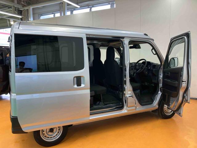 ハイゼットカーゴ デラックス 衝突回避支援システム 横滑り防止装置 アイドリングストップ オートライト オートハイビーム LEDヘッドライト オーバーヘッドシェルフ キーレスエントリー 前席パワーウインドウ 前後コーナーセンサー(6枚目)