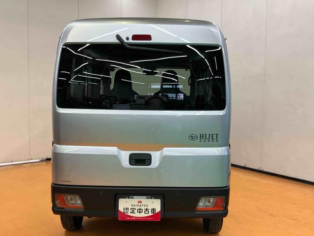 ハイゼットカーゴ デラックス 衝突回避支援システム 横滑り防止装置 アイドリングストップ オートライト オートハイビーム LEDヘッドライト オーバーヘッドシェルフ キーレスエントリー 前席パワーウインドウ 前後コーナーセンサー(8枚目)