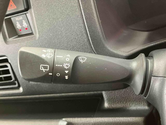 ハイゼットカーゴ デラックス 衝突回避支援システム 横滑り防止装置 アイドリングストップ オートライト オートハイビーム LEDヘッドライト オーバーヘッドシェルフ キーレスエントリー 前席パワーウインドウ 前後コーナーセンサー(35枚目)