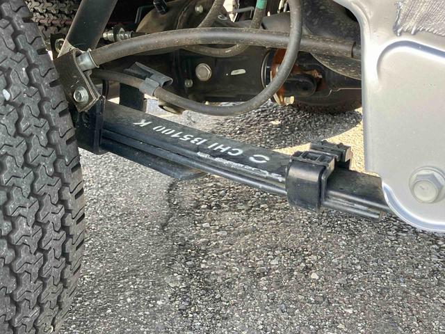 ハイゼットトラック スタンダード 荷台三方開 スマートアシスト 横滑り防止装置 前後コーナーセンサー アイドリングストップ オートライト オートハイビーム スピーカー一体型AM/FMラジオ サイドレバー式駐車ブレーキ バッテリーカバー(20枚目)