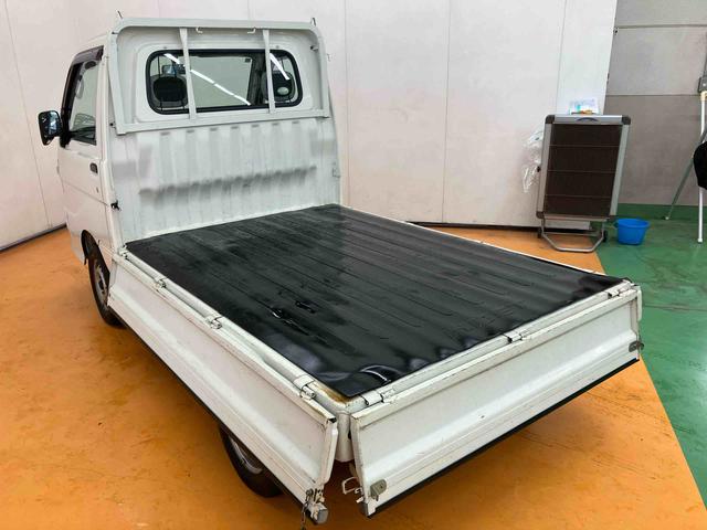 ハイゼットトラック エアコン・パワステ スペシャル 荷台ゴムマット ゲートプロテクター テールゲートチェーン スピーカー一体型FM.AMラジオチューナー マニュアルレベリング機能付ハロゲンヘッドライト 灰皿+シガーライター ショッピングフック(22枚目)