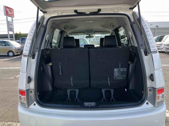 アイシス プラタナ　Ｖセレクションホワイトインテリアパッケージ　ナビ／ＴＶ／ＤＶＤ／ＢＴ　ＥＴＣ　両側電動スライドドア　オートエアコン　アルミホイール　プラズマクラスター　フロントバンパー電動ポール　足踏み式駐車ブレーキ　ステアリングリモコン　キーフリーシステム（11枚目）