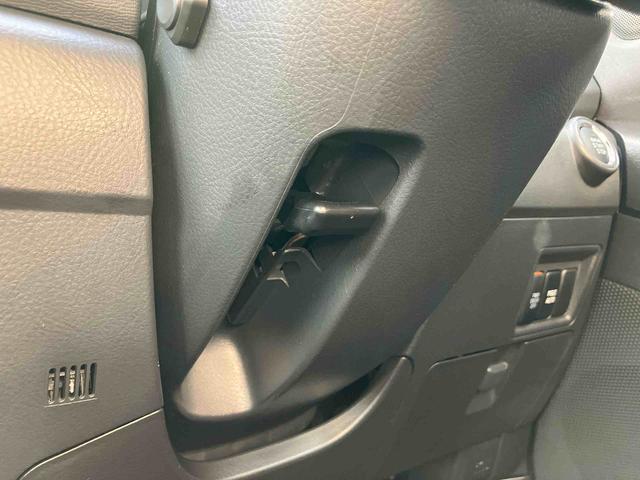 アイシス プラタナ　Ｖセレクションホワイトインテリアパッケージ　ナビ／ＴＶ／ＤＶＤ／ＢＴ　ＥＴＣ　両側電動スライドドア　オートエアコン　アルミホイール　プラズマクラスター　フロントバンパー電動ポール　足踏み式駐車ブレーキ　ステアリングリモコン　キーフリーシステム（39枚目）