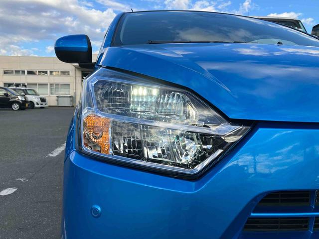 ミライース Ｘ　ＳＡＩＩＩ　ＬＥＤヘッドライト　電動格納ドアミラー　スモークガラス　デジタルメーター　ＣＤ／ＡＵＸ　前後コーナーセンサー　スマアシ　横滑り防止装置　キーレスエントリー　盗難防止アラーム　アイドリングストップ（5枚目）
