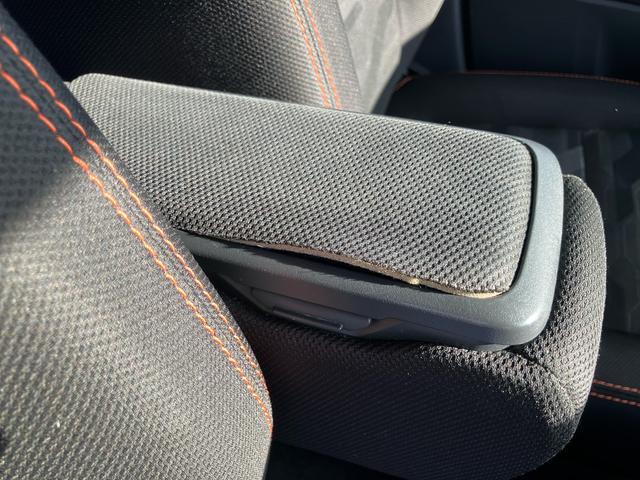 キズ・凹み・その他情報＊センターアームレストに表面のはがれがございます。