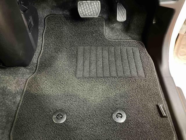 ムーヴキャンバス ストライプスＧ　衝突回避支援システム　横滑り防止装置　ホットカップホルダー　置きラクボックス　前席シートヒーター　両側電動スライドドア　チルトステアリング　運転席シートリフター　助手席シートバックポケット（61枚目）