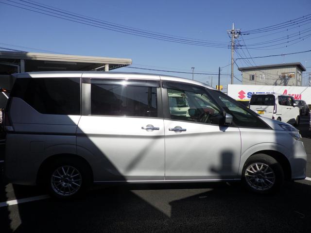 ランディ ２．０Ｘ　ナビ付　ナビ付　衝突被害軽減システム	衝突安全ボディ　クリアランスソナー	盗難防止システム　キーレスエントリー　スマートキー	アイドリングストップ	ウォークスルー	３列シート　フロントカメラ　サイドカメラ（9枚目）