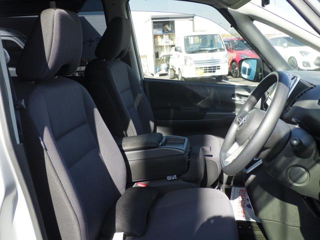 ランディ ２．０Ｘ　ナビ付　ナビ付　衝突被害軽減システム	衝突安全ボディ　クリアランスソナー	盗難防止システム　キーレスエントリー　スマートキー	アイドリングストップ	ウォークスルー	３列シート　フロントカメラ　サイドカメラ（25枚目）