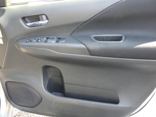 ランディ ２．０Ｘ　ナビ付　ナビ付　衝突被害軽減システム	衝突安全ボディ　クリアランスソナー	盗難防止システム　キーレスエントリー　スマートキー	アイドリングストップ	ウォークスルー	３列シート　フロントカメラ　サイドカメラ（26枚目）