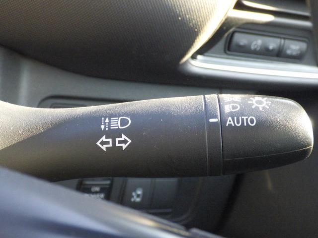 ランディ ２．０Ｘ　ナビ付　ナビ付　衝突被害軽減システム	衝突安全ボディ　クリアランスソナー	盗難防止システム　キーレスエントリー　スマートキー	アイドリングストップ	ウォークスルー	３列シート　フロントカメラ　サイドカメラ（31枚目）