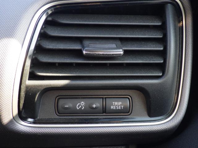 ランディ ２．０Ｘ　ナビ付　ナビ付　衝突被害軽減システム	衝突安全ボディ　クリアランスソナー	盗難防止システム　キーレスエントリー　スマートキー	アイドリングストップ	ウォークスルー	３列シート　フロントカメラ　サイドカメラ（34枚目）