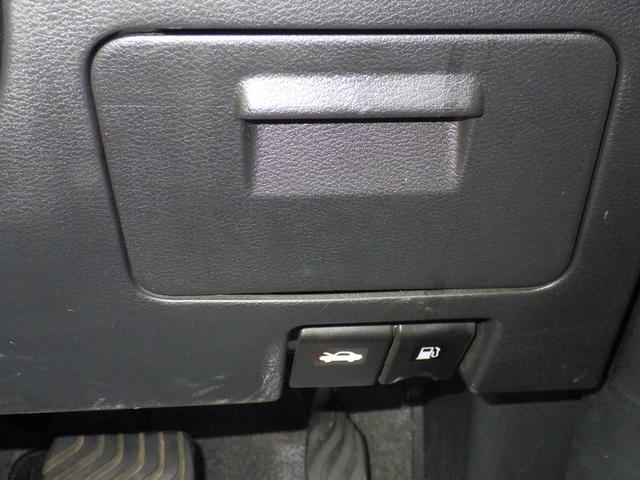 ランディ ２．０Ｘ　ナビ付　ナビ付　衝突被害軽減システム	衝突安全ボディ　クリアランスソナー	盗難防止システム　キーレスエントリー　スマートキー	アイドリングストップ	ウォークスルー	３列シート　フロントカメラ　サイドカメラ（35枚目）