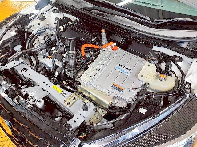 キックス Ｘ　ツートーンインテリアエディション　禁煙　プロパイロット　衝突軽減ブレ―キ　純正ＳＤナビ　Ｂｌｕｅｔｏｏｔｈ　３６０°モニター　フルセグ　ハーフレザー　ＬＥＤ（9枚目）