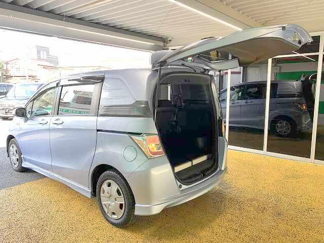 フリードスパイクハイブリッド ジャストセレクション　禁煙　純正メモリナビ　バックモニター　ＥＴＣ　クルーズコントロール　自動ドア　ＨＩＤ（11枚目）