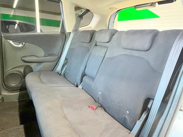 ゆったり座れるリアシート！足元スペースも広々としていて、乗り心地も良いです！シートの座り心地も良くてくつろげますよ♪