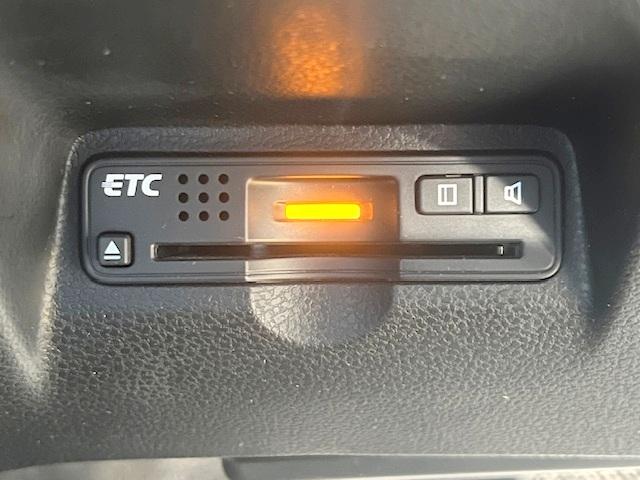 人気のオプション、ビルトインＥＴＣ付き！料金所もノンストップ通過で渋滞知らず！後から付けると２万円前後はするオプションですので、最初から付いているのは嬉しいですね！