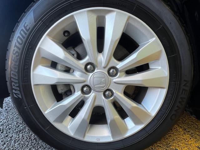 純正１５インチアルミです！新品タイヤをご希望の方は遠慮なく申し付けて下さい！！