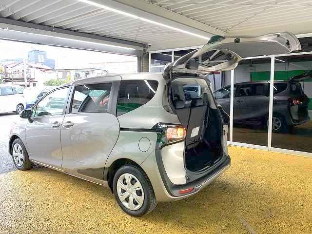 シエンタ ハイブリッドＧ　禁煙　衝突軽減ブレーキ　純正ＳＤナビ　Ｂｌｕｅｔｏｏｔｈ　バックモニター　フルセグ　ＥＴＣ　両側自動ドア（11枚目）