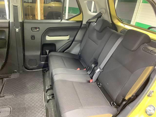 ゆったり座れるリアシート！足元スペースも広々としていて、乗り心地も良いです！シートの座り心地も良くてくつろげますよ♪