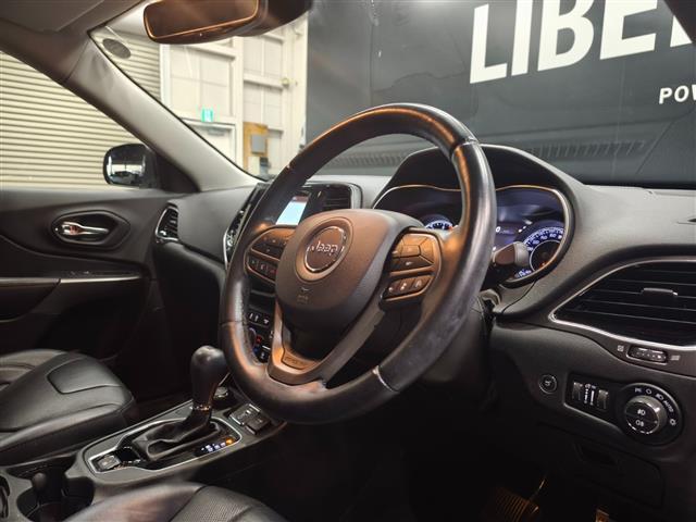 ジープ・チェロキー リミテッド ワンオーナー シートベンチレーション 純正ナビ フルセグTV 黒革シート パワーシート ACC スマートキー パワーバックドア アイドリングストップ 純正フロアマット バックカメラ パークアシスト(6枚目)