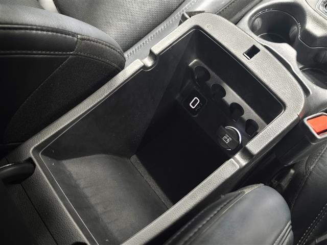 ジープ・チェロキー リミテッド ワンオーナー シートベンチレーション 純正ナビ フルセグTV 黒革シート パワーシート ACC スマートキー パワーバックドア アイドリングストップ 純正フロアマット バックカメラ パークアシスト(19枚目)