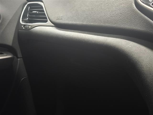 ジープ・チェロキー リミテッド ワンオーナー シートベンチレーション 純正ナビ フルセグTV 黒革シート パワーシート ACC スマートキー パワーバックドア アイドリングストップ 純正フロアマット バックカメラ パークアシスト(20枚目)